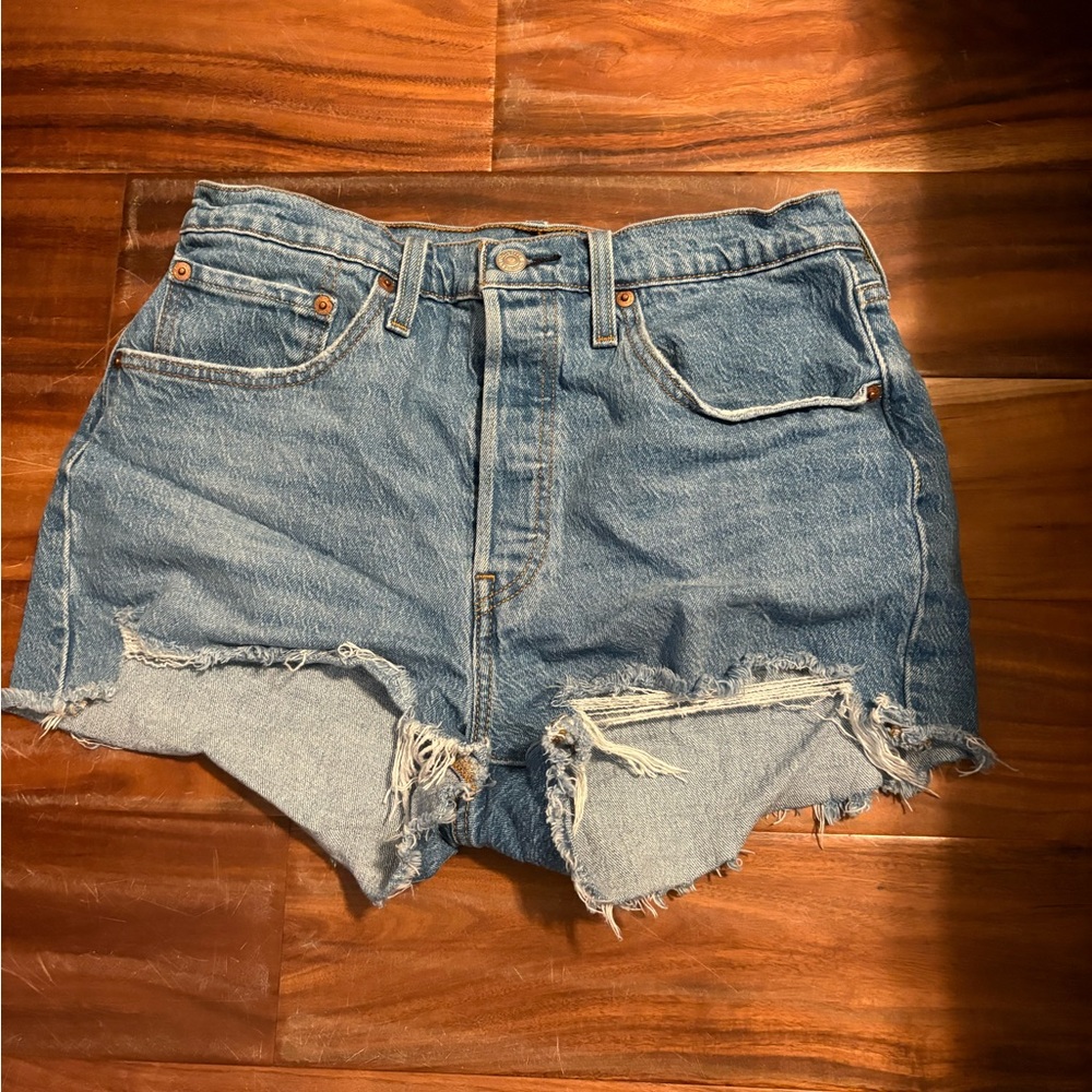 ✨ Levi’s 501 High Rise Distressed Cutoff Shorts – W29 ✨ (0900)
